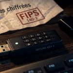 cle usb securise sur bureau sombre, boîtier aluminium et chiffrement