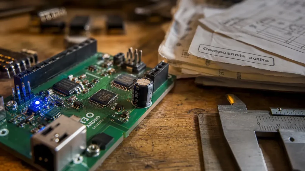 Composants électroniques actifs et passifs sur carte Arduino